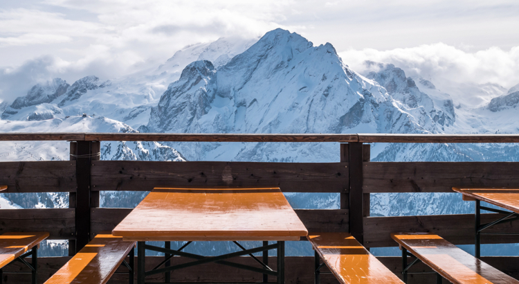 Österreich Berge Restaurant leere Bänke Foto iStock Adam Höglund.jpg